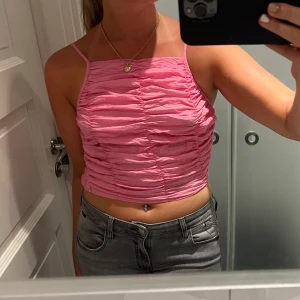 Zara topp💞 - Sjukt fin och bekväm och i den perfekta rosa färgen 💞Säljer då den tyvärr blivit för liten💞 Endast använd vid ett tillfälle så i toppskick!!! 
