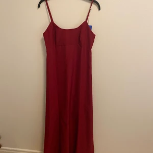 Röd klänning  - En röd maxiklänning som funkar perfekt till finare tillställningar.❤️