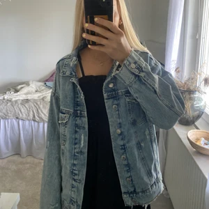 jeans jacka  - oversized jeansjacka från hm, nästan aldrig använd😋