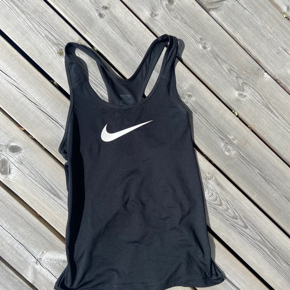 Svart träningslinne från Nike! Bara använt Max 5 gånger! Nypris 400kr❤️❤️. Hoodies.