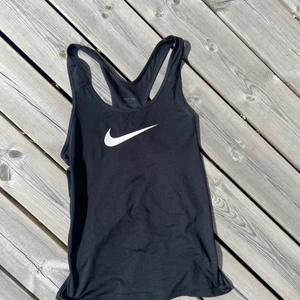 NIKE träningslinne - Svart träningslinne från Nike! Bara använt Max 5 gånger! Nypris 400kr❤️❤️
