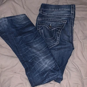 True religion jeans  - fina äkta trues , använda några gånger va en kompis. säljes pga för liten i storleken. 31 i midjan men står inte vad de är för längd i benen men de är rätt långa, passar bäst på dig som är 165 och över! inte ofta du kommer se yrkes i större storlek❤️