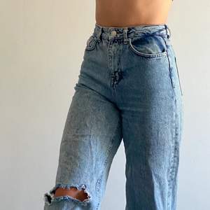 Blå ripped jeans från NA-KD i storlek 32. Högmidjade. Köpare står för frakt 📦 