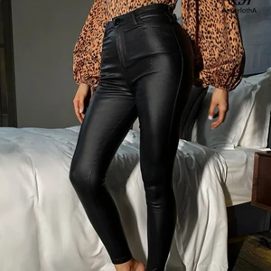 Fake skinn byxor i strl s - Byxorna är aldrig använda, fake skinn men väldigt fina och sköna. Längden passar dom som är över 160