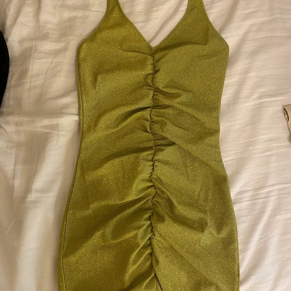 Så snygg grön glittrig klänning, man får jätte fina former. Men jag har använt den som en topp. Så snygg!. Klänningar.