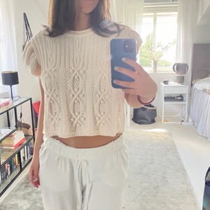 Zara Topp - Supersöt virkad topp från Zara, i princip oanvänd och köpt förra året💕sitter bra på mig som bär xs/s normalt