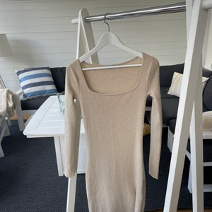 Stickad långklänning - Säljer stickad långklänning med slits nertill från NA-KD i storlek S, jättefin men har tyvärr aldrig kommit till användning. Jag är runt 170 cm lång och funkar om man är både längre och kortare, bara att skriva vid frågor eller om man vill diskutera pris💘