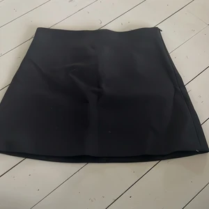  Oanvänd Zara kjol, storlek xs -  Säljer denna snygga Zara kjol på grund av att den var förstor och vi hann inte lämna tillbaka den!❤️ storlek xs, helt oanvänd!