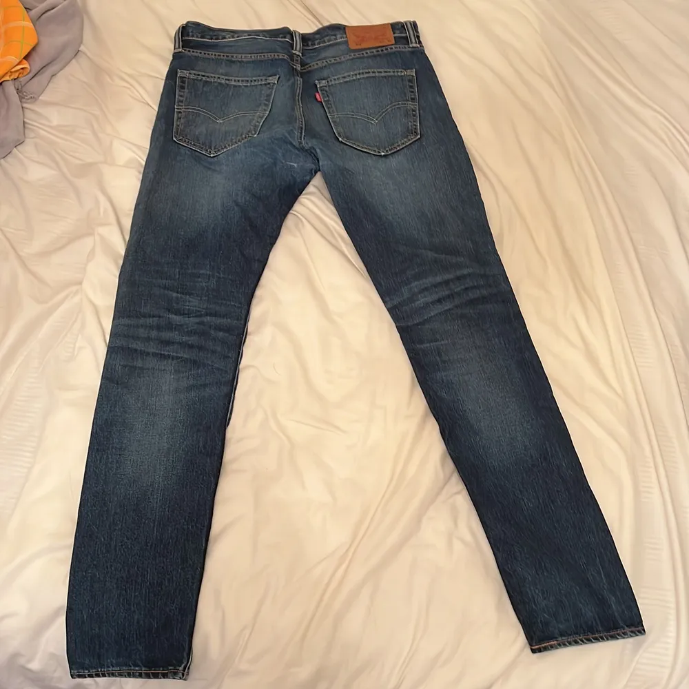 Jeans från Levis  Byxorna är för små för mig därför jag säljer den . Jeans & Byxor.