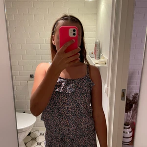 Dress - En dress som är rosa och blå 