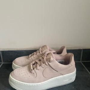 Nike air force 1 sage - Nike air force sage 1 i storlek 37.5 men mer som 37. Använda fåtal gånger men i gott skick!🌸