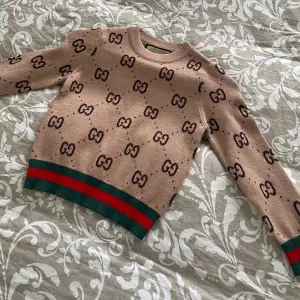 Jättefin Gucci tröja för barn i storlek 8  Passa åldrar 4-5 år  Nyskick 