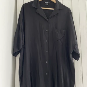 Monki shirt in black - oversizee black shirt from Monki. 3/4 sleeves, cheast pocket and buttons at the front.
