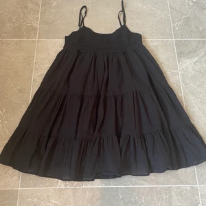 söt zara sommarklänning⚡️ - Jättesöt kort sommarklänning från zara✨Funkar super nu till sommaren💕 Knappt använd