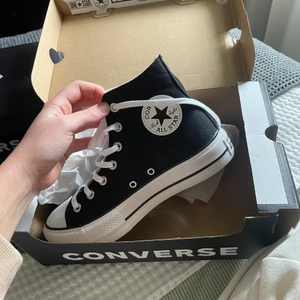 Helt nya höga svarta converse - Säljer dessa oanvända svarta converse då jag beställde 2 par, säljer även ett par likadana i storlek 37 i en annan annons. Dessa har lite högre platå än vanliga converse vilket som är skitsnyggt💕 köparen står för frakten 