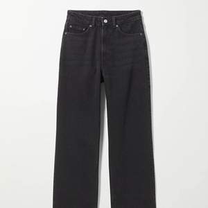 Svarta jeans från Weekday, modellen heter rowe. Nypris 500 kr, säljer för 150 kr.🤍