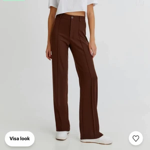 Bruna kostymbyxor - Har två par likadana bruna kostymbyxor i storlek xs och s! Säljer båda för 250 eller ett par för 150 kr styck. Dom kommer från pull&bear och är jättestrechiga och är i jättebra skick då dom knappt är använda💕 köparen står för frakt