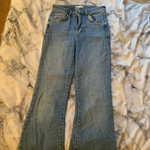 Jeans Gina tricot  - Säljer dessa bootcut jeans från Gina tricot i strl 36. Säljer pga att de inte längre kommer till användning. 