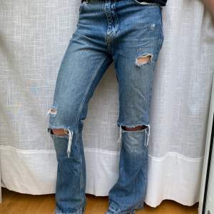 Superfina jeans från bershka med coola slitningar!!💙💙 Använda men bra skick, säljer då de inte kommer till användning🤗