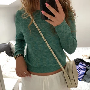 Grön glittrig tröja - Säljer en så fin grön glittrig tröja. Använd 1 gång. Såå fin i olika gröna färger som skimrar. 💕