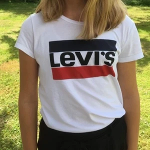 Levi’s t-shirt strl xs  - En vit Levi’s t-shirt i storlek xs.
