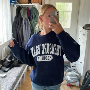 Blå sweatshirt  - Blå tröja m vitt tryck. Strl S. Vet inte vart den är ifrån. Inköpt på secondhand butik. 