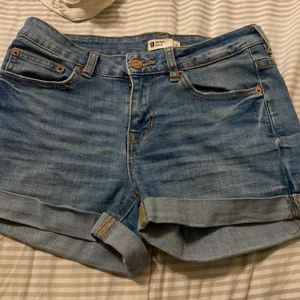 Jeansshorts - Använda men bra skick. Säljes pga för små. Stl 36.