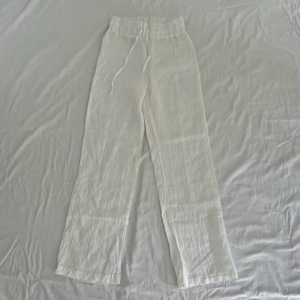 Off white linnebyxor från A-DSGN. Som nya (behöver bara strykas), men kommer tyvärr inte till användning. Nypris 799 kr. 🤍. Jeans & Byxor.