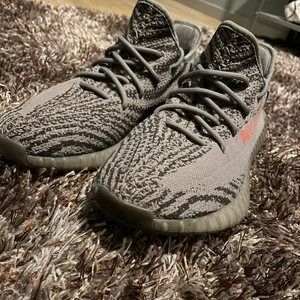 Adidas yeezy 350 - Hej säljer mina yeezys för har tröttnat på dom sulan är skadad för att den har stått i en garderob i flertal år från droppet sen använda så gummit sprack men det skadar inte känslan och det fortsätter inte spricka vad jag har märkt. Ingen box har äkte bev
