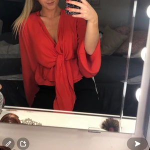 röd blus. supersöt  - nyskick. säljs då de ej kommer till användning tyvärr🥰🥺💗