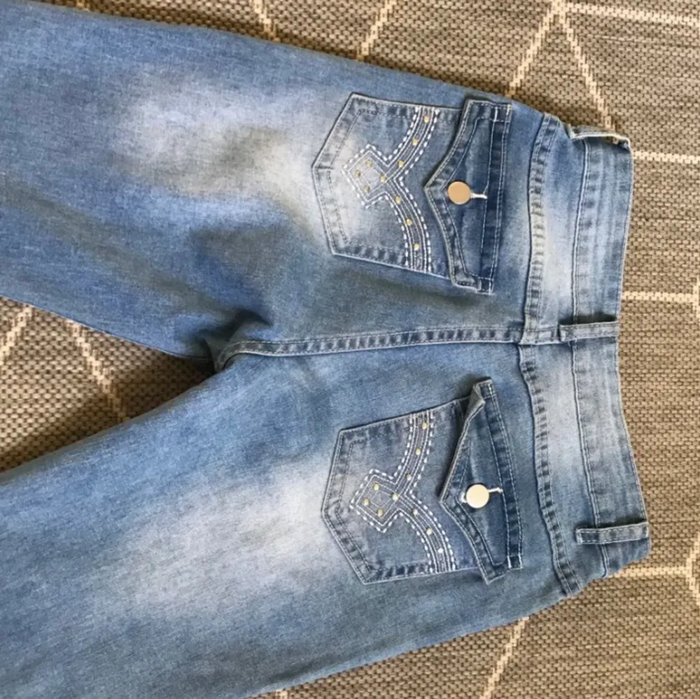 Snygga jeans i storlek S, ny skick, lågmidjade, kom i dm för mer bilder eller info 💝. Jeans & Byxor.
