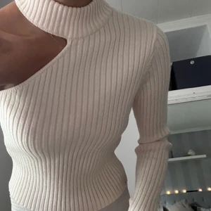 Topp - Stickad tröja med en arm , världens skönaste och mjukaste