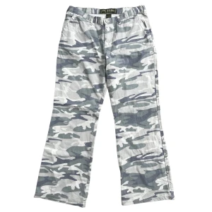 vintage camo cargopants  - !-50%!Så snygga cargobyxor med kamouflage mönster från 90-talet! Dom är lågmidjade med baggy passform och flare cut! Nyskick!  MÅTT// Midja-72cm, Innerbensmått-73cm! Jag är 170cm lång💋