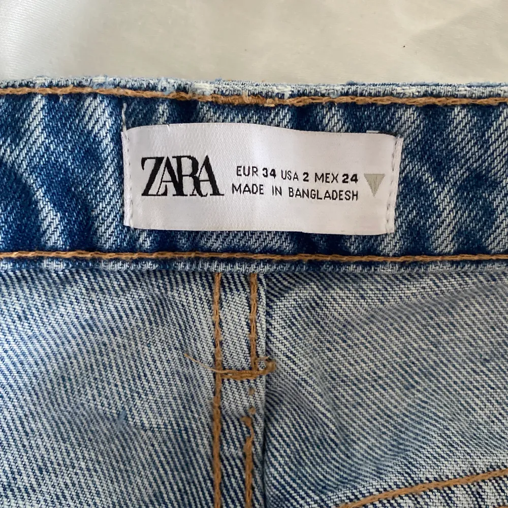 Säljer mina mid rise jeans full lenght från Zara i storlek 34, helt slutsålda och sitter så snyggt❤️‍🔥❤️‍🔥❤️‍🔥. Jeans & Byxor.
