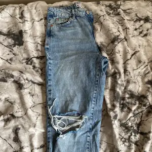 Säljer ett par Ginatricot jeans, stolek 34!💓