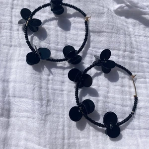 Örhängen - Säljer dessa örhängen från ginatricot. Knappt använda och i bra skick🌸🌸