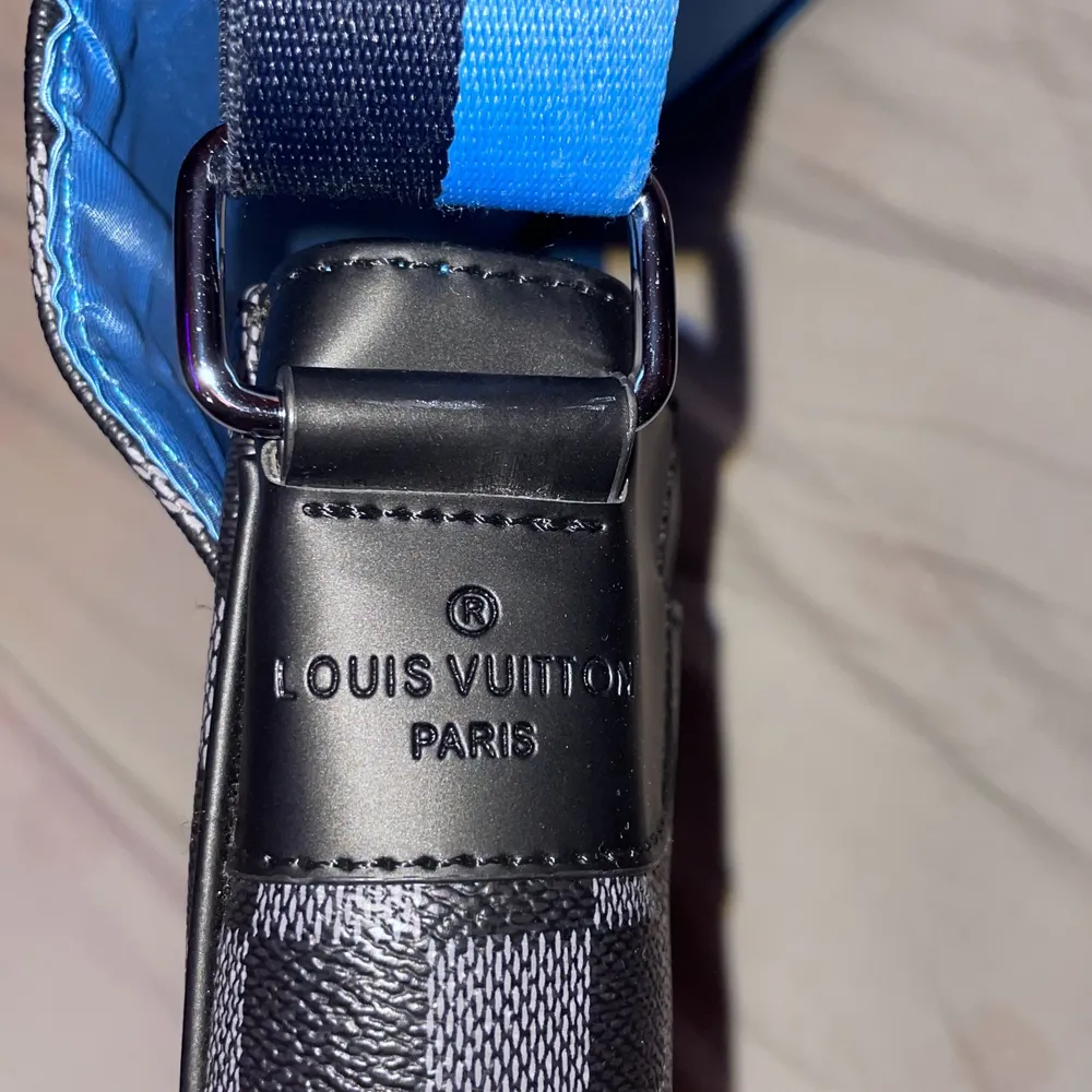 Louis Vuitton axelväska! Mycket fin kvalitet, försiktigt använd! Säljs för 12 000 (24 000kr nypris) Pris kan diskuteras vid snabb affär. Tveka inte att höra av er vid frågor. Hörs!. Väskor.