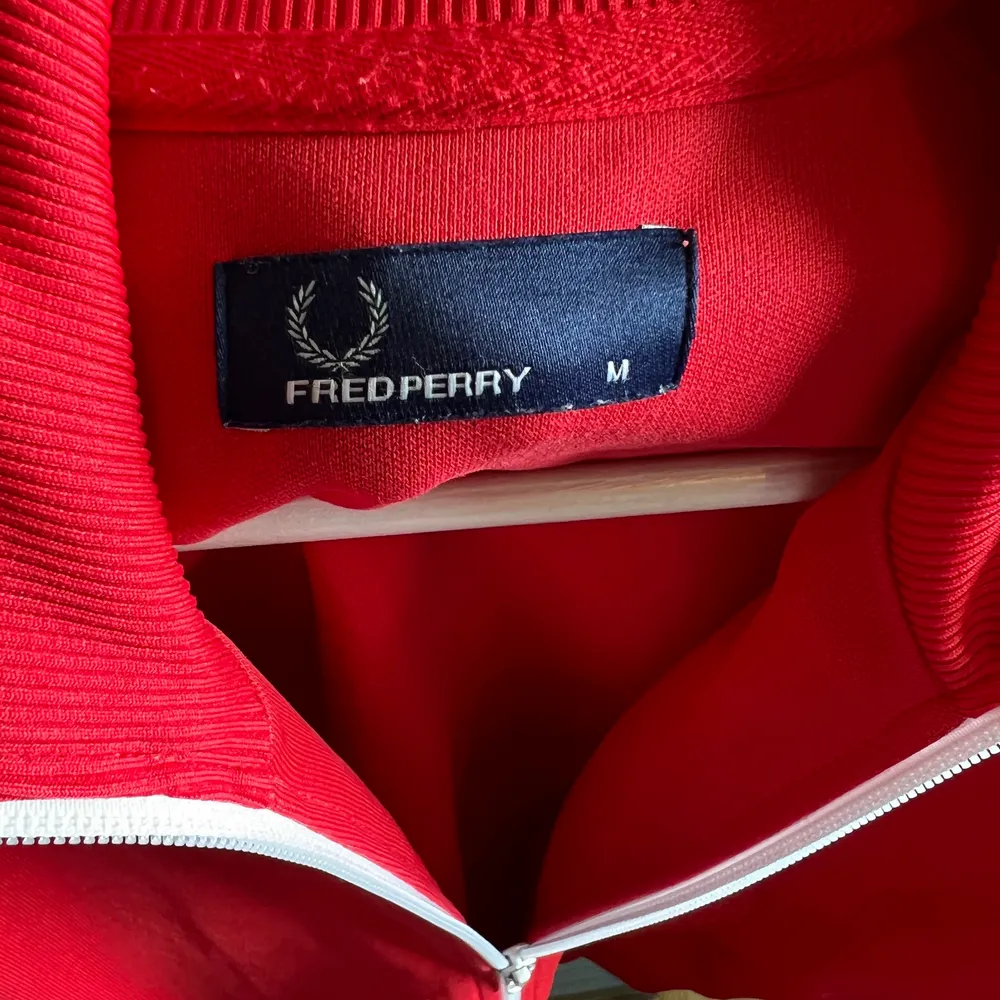 Röd fredperry tröja med dragkedja i mitten. Går hela vägen till halsen. Bra skick inte använt så många gånger. Storlek medium. . Tröjor & Koftor.