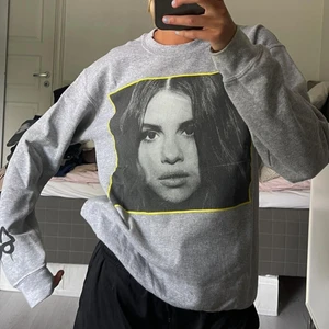Sweatshirt med tryck  - Väldigt skön grå sweatshirt 