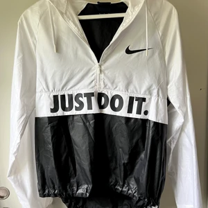 Nike ”just do it” - Snygg nike ”jacka”. Går att använda som en vindjacka, tränings jacka/ tröja men också snygg som ett vardags plagg!  