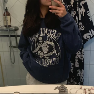 Reckless schoolars  - Endast använd en gång, så den är i ny skick. Inte riktigt min still därför säljer ja den här. Skriv om fler bilder :)   Nypris 1600