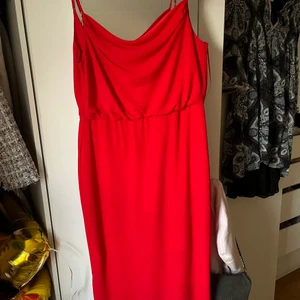 Lång röd Cocktailklänning  - Den finaste röda Cocktailklänning (ovan anklarna) köpt på mango för 800kr och använd två gånger! Säljes pga för liten (jag har 80E-F kupa) 
