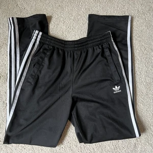 Adidas Byxor - Säljer dessa nice track-pants från adidas i storlek 164, de passar XS/S och har en resår i midjan❤️