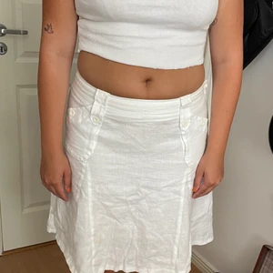 Vit kjol - Säljer denna fina vita kjolen som går ner till knäna, den kommer tyvärr inte till användning längre. Har fått av min mamma som hade den på sent 90 tidigt 2000 tal, har en fläck som borde gå bort i tvätten, men har inte testat.💕 Köparen står för frakt