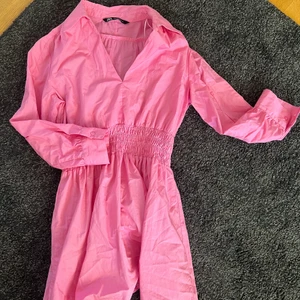 Klänning från Zara - Söt rosa klänning från zara som inte kolmer till användning💓