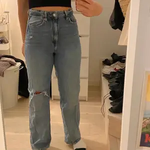 Blåa jeans från h&m, med slitningar på ena knäet samt ena bakfickan, relativt raka i modellen. Storlek 38. Jag är 170cm lång och de lägger sig lite över skorna. (Frakt betalas av köpar) 