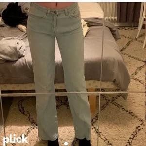 Ljusblå jeans - Säljer mina ljusblå jeans ifrån Madlady. Dom är i storlek 34/32. Köpte för 500 och dom är knappt använda så säljer för 250 ( priset kan diskuteras) 