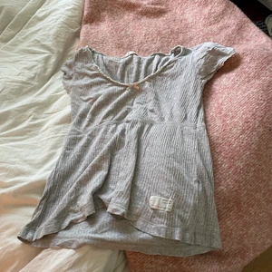 Grå oss Molly tröja  - En grå odd Molly som nästan aldrig är använd storleken är oklar men jag kan ha den och är 167 och brukar ha S/XS i tröjor 120 kr + 29kr frakt