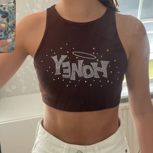 Kort topp - Riktigt snygg brun topp där det står Honey i glimrande stenar (rhinestones/strass) med en liten utskärning baktill🤩🤩🙌🏼