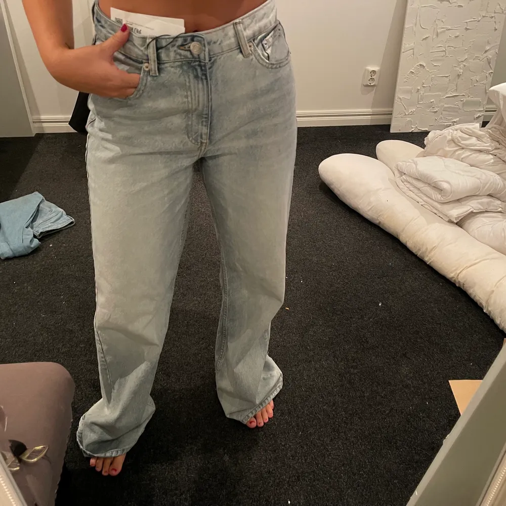 Säljer helt nya zara jeans i storlek 38 💛. Jeans & Byxor.